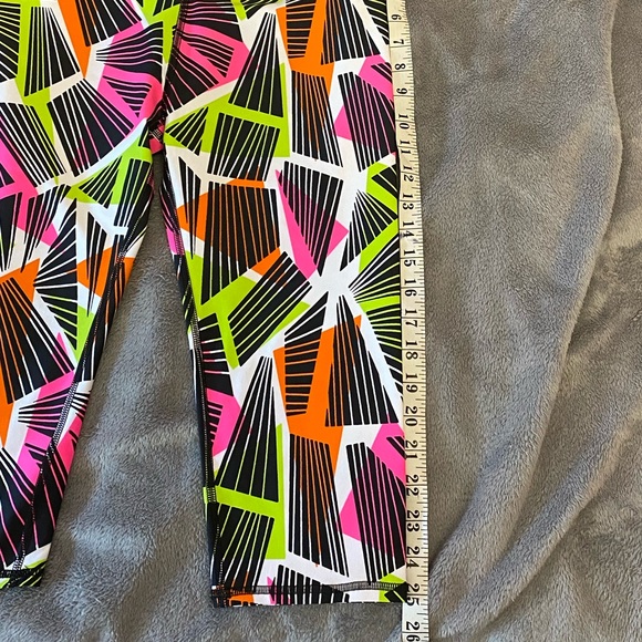 ✴️2 for $20- Fabletics Patterned Crop Leggings - Picture 3 of 5